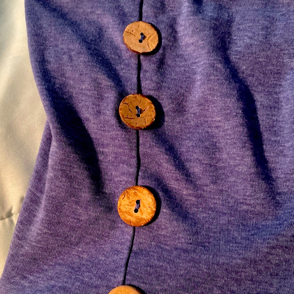 Crowl neck long sleeve top with fashion buttons